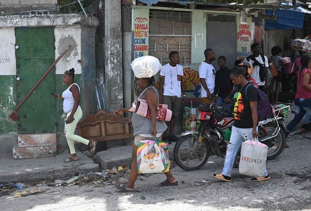 Người dân sơ tán tránh bạo lực tại Port-au-Prince, Haiti, ngày 15/8/2023. (Ảnh: AFP/TTXVN)
