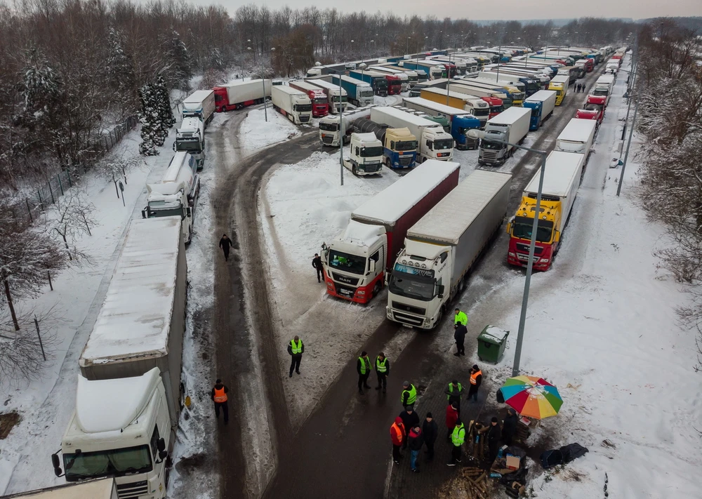 Các xe tải chở hàng từ Ukraine bị chặn tại cửa khẩu biên giới Korczowa với Ba Lan, ngày 5/12/2023. (Ảnh: AFP/TTXVN)