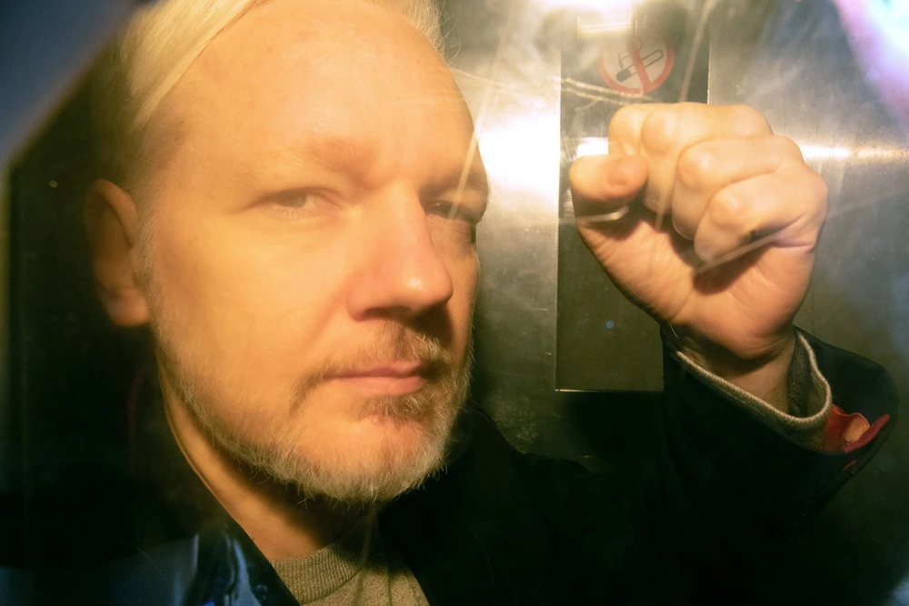 Ông Julian Assange tới tòa án ở London, Anh ngày 1/5/2019. (Ảnh: AFP/TTXVN)