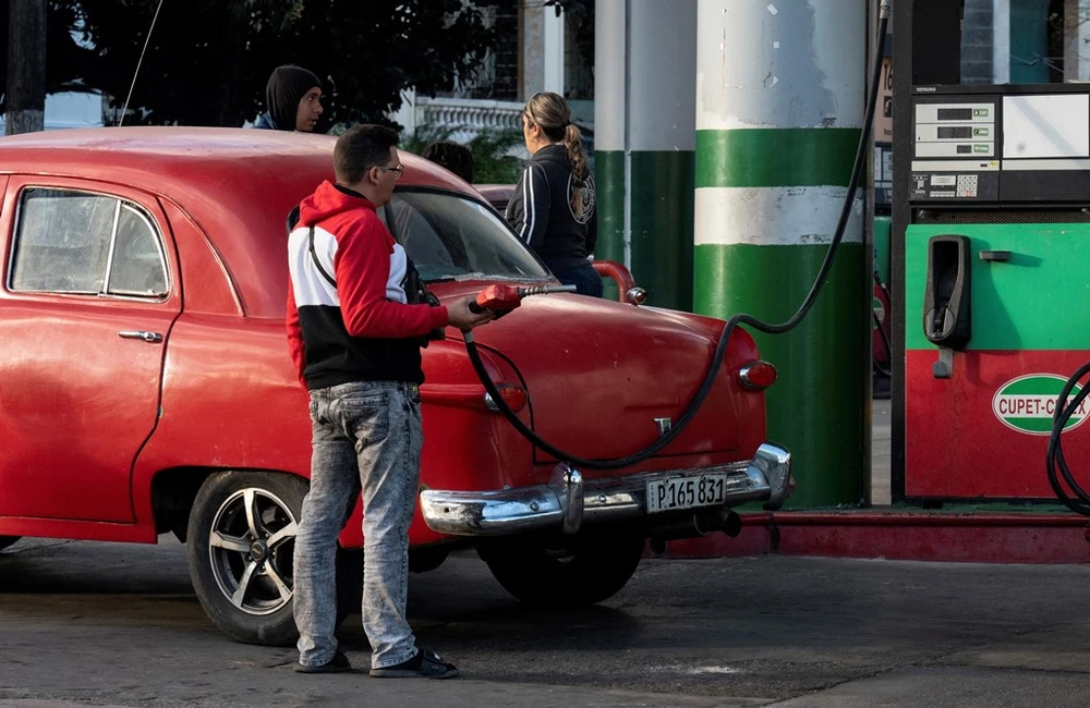 Người dân đổ xăng cho xe ô tô tại trạm xăng ở La Habana, Cuba, ngày 31/1/2024. (Ảnh: AFP/TTXVN)