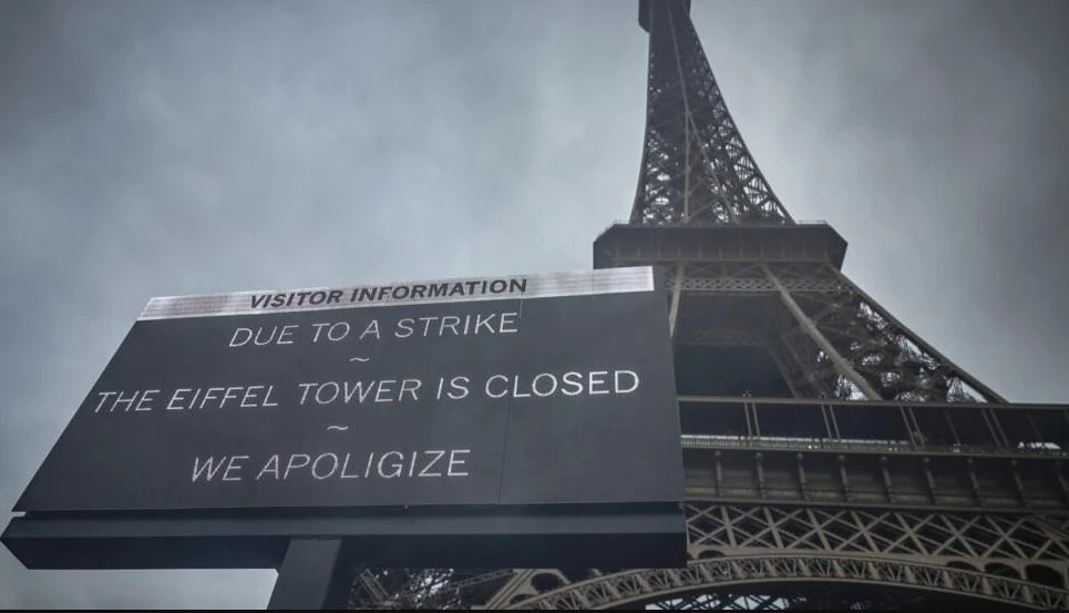 Nhân viên làm việc tại tháp Eiffel đình công từ ngày 19/2/ (Ảnh: AFP)