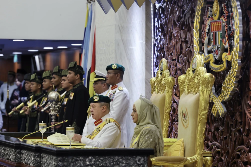 Quốc vương Malaysia, Sultan Ibrahim phát biểu khai mạc phiên họp đầu tiên, kỳ họp thứ ba của Quốc hội khóa 15. (Ảnh: Bernama/TTXVN phát)