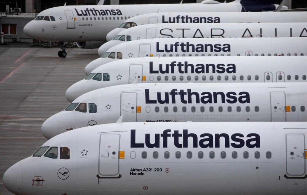 Máy bay của Hãng hàng không Lufthansa tại sân bay Frankfurt ở Frankfurt am Main, Đức. (Ảnh: AFP/TTXVN)
