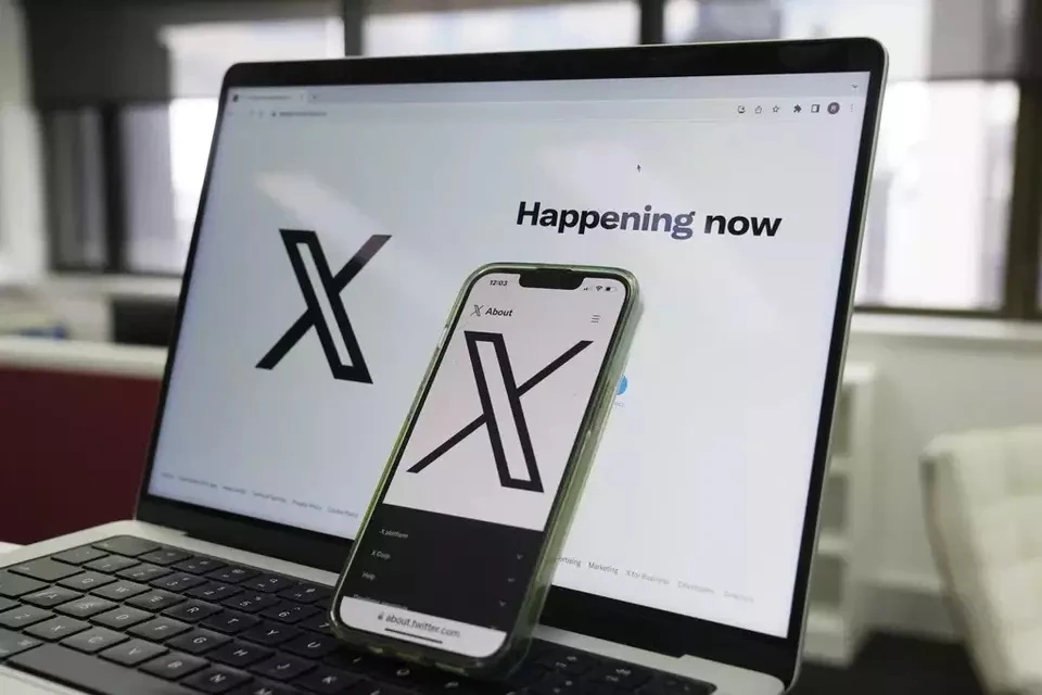 Trang mở đầu của mạng X hiển thị trên máy tính và điện thoại. (Ảnh AP)