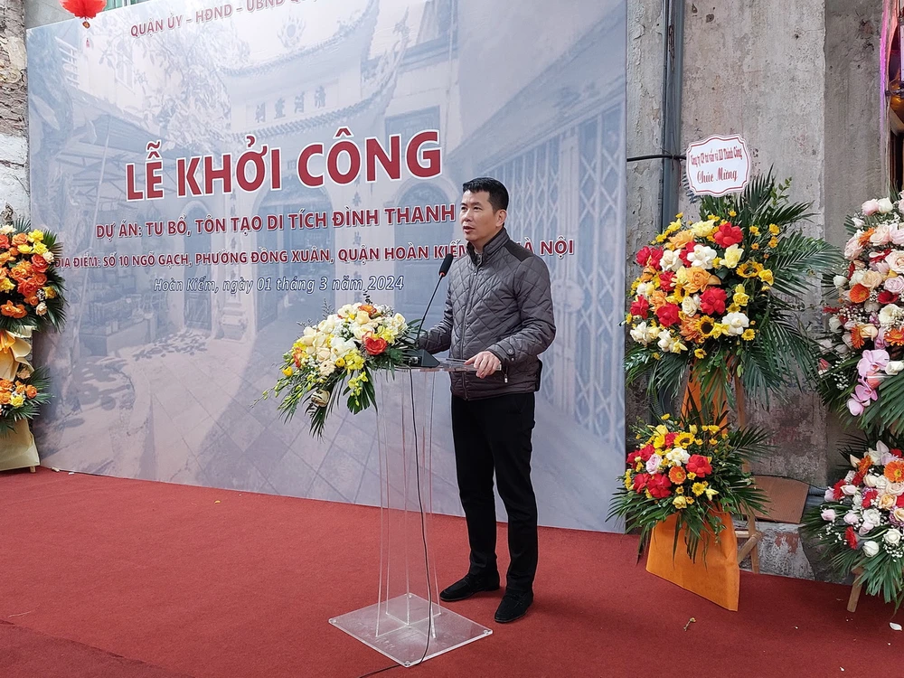 Chủ tịch UBND quận Hoàn Kiếm Phạm Tuấn Long phát biểu tại lễ khởi công. (Ảnh: Đinh Thuận/TTXVN)