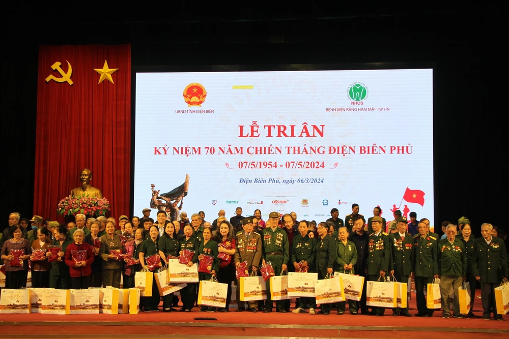 UBND tỉnh Điện Biên tổ chức Lễ tri ân các Cựu chiến binh và Thanh niên xung phong. (Ảnh: Phan Quân/TTXVN)