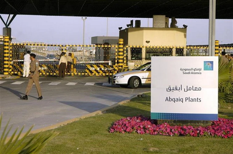 Lối vào một nhà máy chế biến dầu của Tập đoàn dầu mỏ Saudi Aramco ở tỉnh Abqaiq, miền Đông Saudi Arabia, ngày 25/2/2006. (Ảnh: AFP/TTXVN)