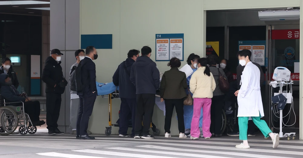 Bệnh nhân xếp hàng tại khoa cấp cứu của một bệnh viện ở Seoul, Hàn Quốc ngày 5/3/2024. (Ảnh: Yonhap/TTXVN)