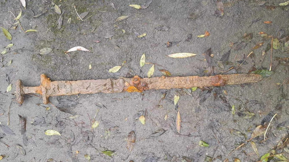 Thanh kiếm Viking 1.100 năm được ngư dân Trevor Penny tìm thấy dưới đáy sông Cherwell ở Anh. (Nguồn: livescience)