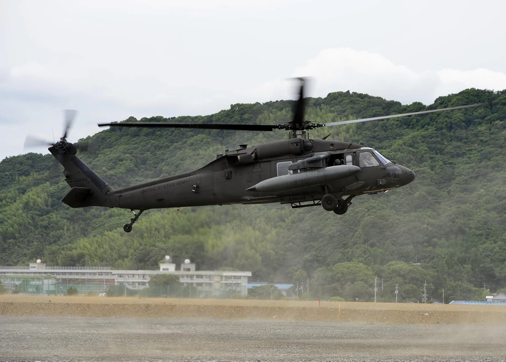 Máy bay trực thăng UH-60 của quân đội Mỹ tại đảo Okinawa, Nhật Bản. Ảnh: Kyodo/TTXVN)