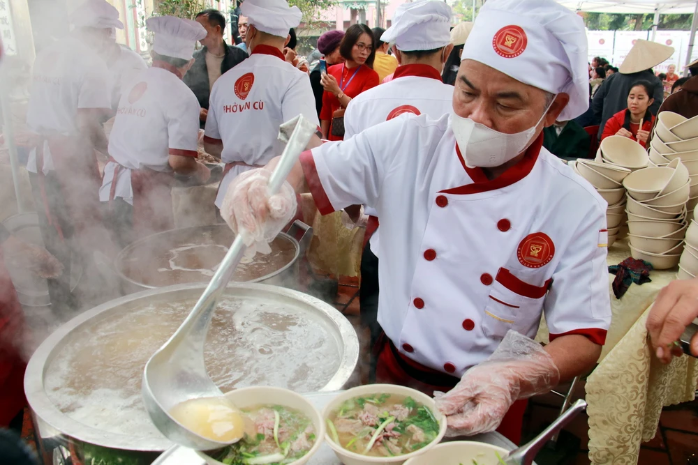 Nghệ nhân ẩm thực phục vụ phở Cồ cho nhân dân và du khách. (Ảnh: Nguyễn Lành/TTXVN)