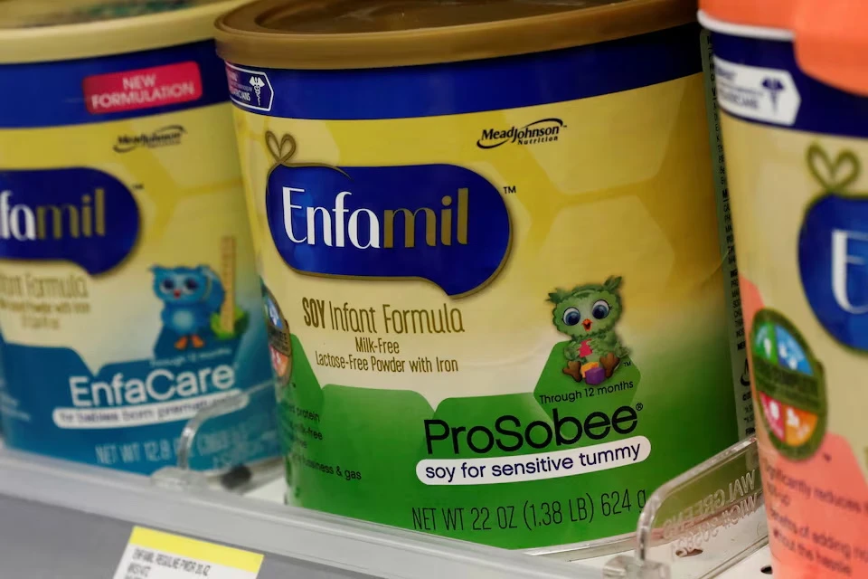 Sản phẩm sữa bột trẻ em Enfamil của Mead Johnson được trưng bày trên kệ cửa hàng ở thành phố New York, Mỹ, ngày 10 tháng 2 năm 2017. (Ảnh: Reuters)