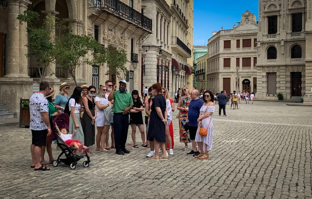 Khách du lịch Nga tham quan thủ đô La Habana, Cuba. (Ảnh: AFP/TTXVN)