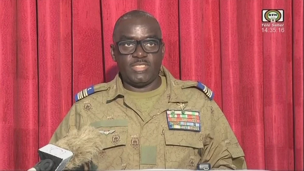 Người phát ngôn của chính quyền quân sự Niger, Đại tá Amadou Abdramane, đọc thông báo trên truyền hình quốc gia, ngày 9/8/2023. (Ảnh: AFP/TTXVN)