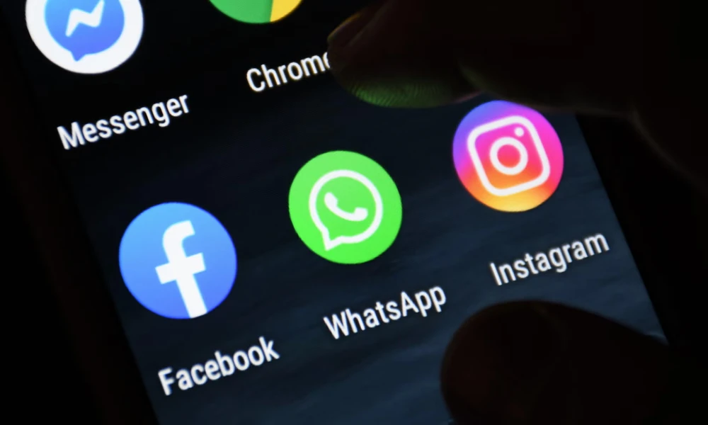 Biểu tượng Facebook, WhatsApp và Instagram trên màn hình điện thoại. (Ảnh: The Gtheguardian