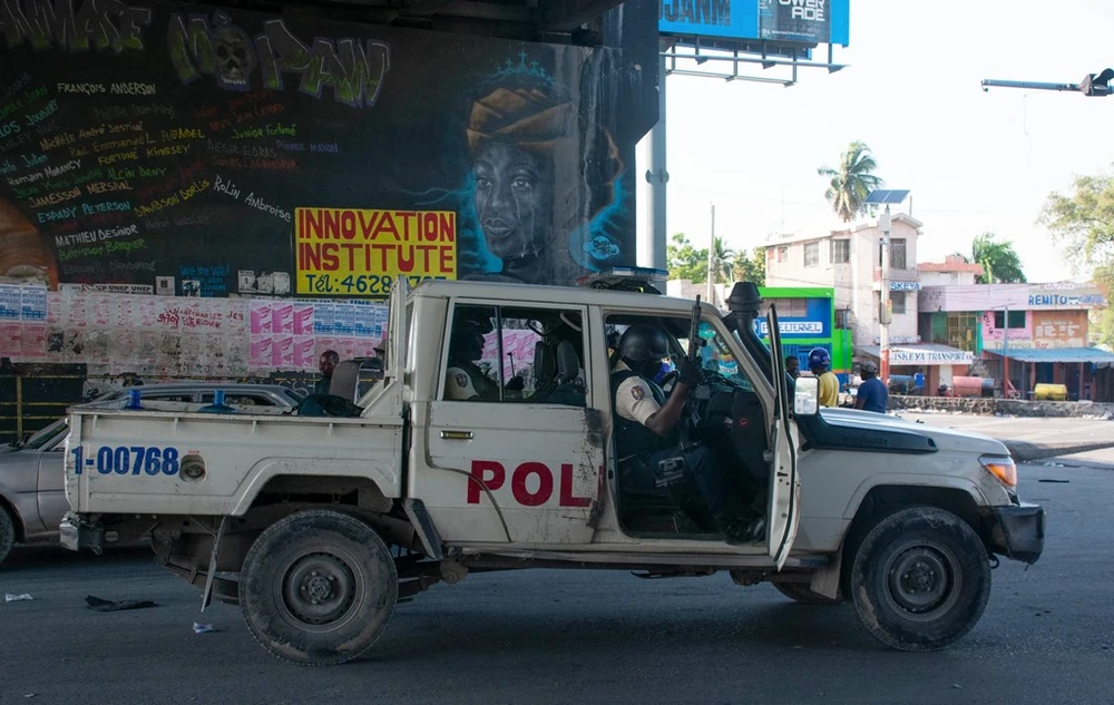 Cảnh sát tuần tra tại Port-au-Prince, Haiti ngày 6/3/2024. (Ảnh: AFP/TTXVN)