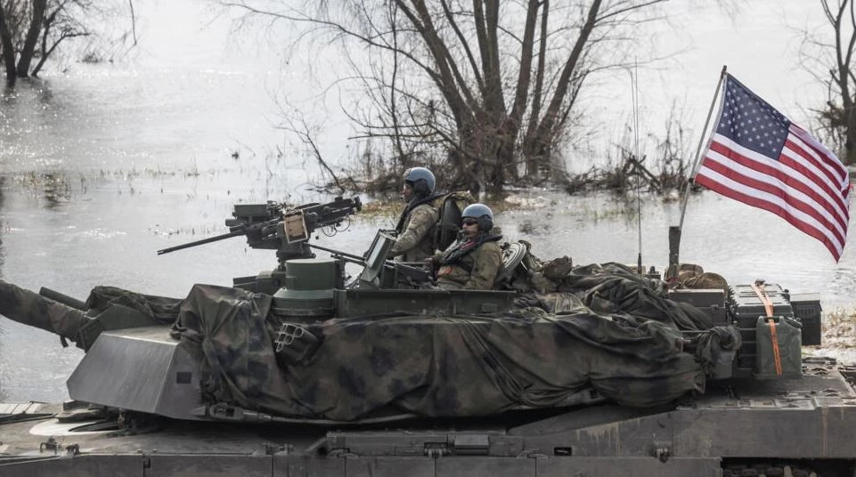 Binh sỹ Mỹ trên xe tăng Abrams tham gia cuộc tập trận của NATO ở Korzeniowa, Ba Lan vào ngày 4/3. (Ảnh: AFP)