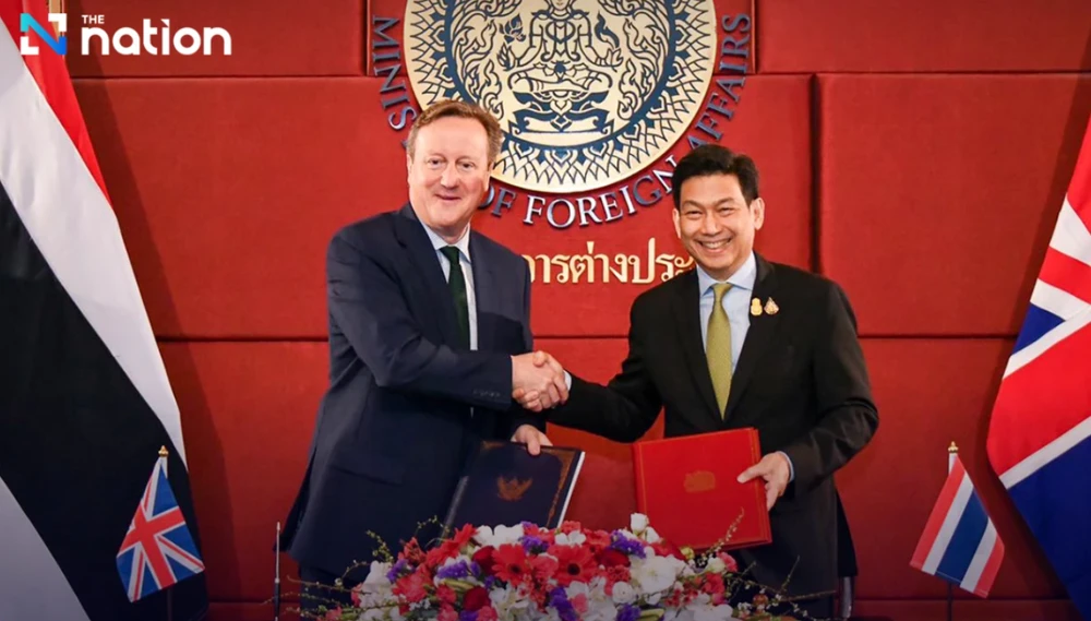 Ngoại trưởng Anh David Cameron và Phó Thủ tướng kiêm Bộ trưởng Bộ Ngoại giao Thái Lan Parnpree Bahiddha-Nukara tại Lễ ký kết. (Ảnh: The Star) 