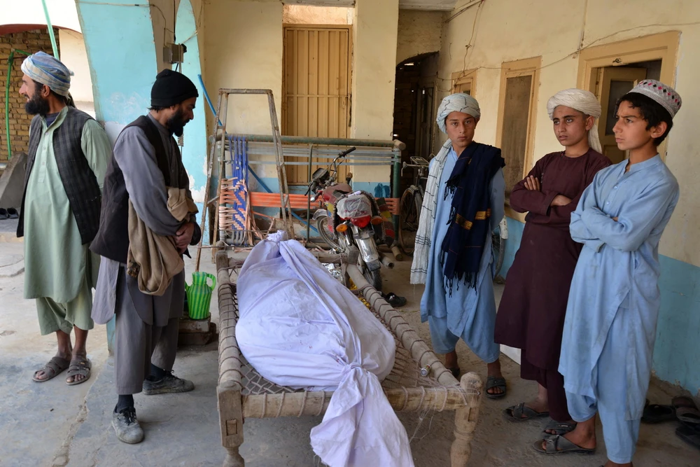 Thi thể nạn nhân thiệt mạng trong vụ đánh bom liều chết tại Kandahar, Afghanistan, ngày 21/3/2024. (Ảnh: AFP/TTXVN)