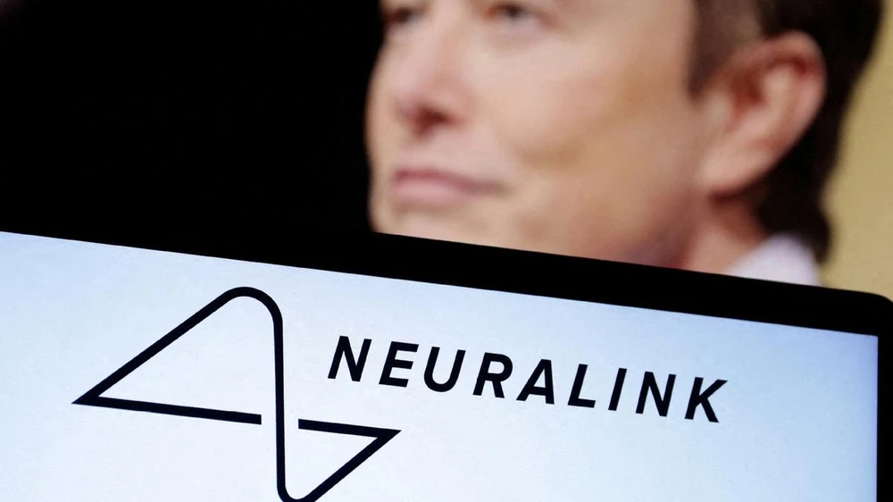 Logo Neuralink và tỷ phú Elon Musk. (Ảnh: China Daily)