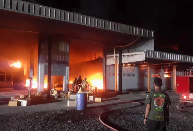 Lính cứu hỏa dập tắt đám cháy tại một địa điểm ở Yala. (Nguồn: Bangkok Post)