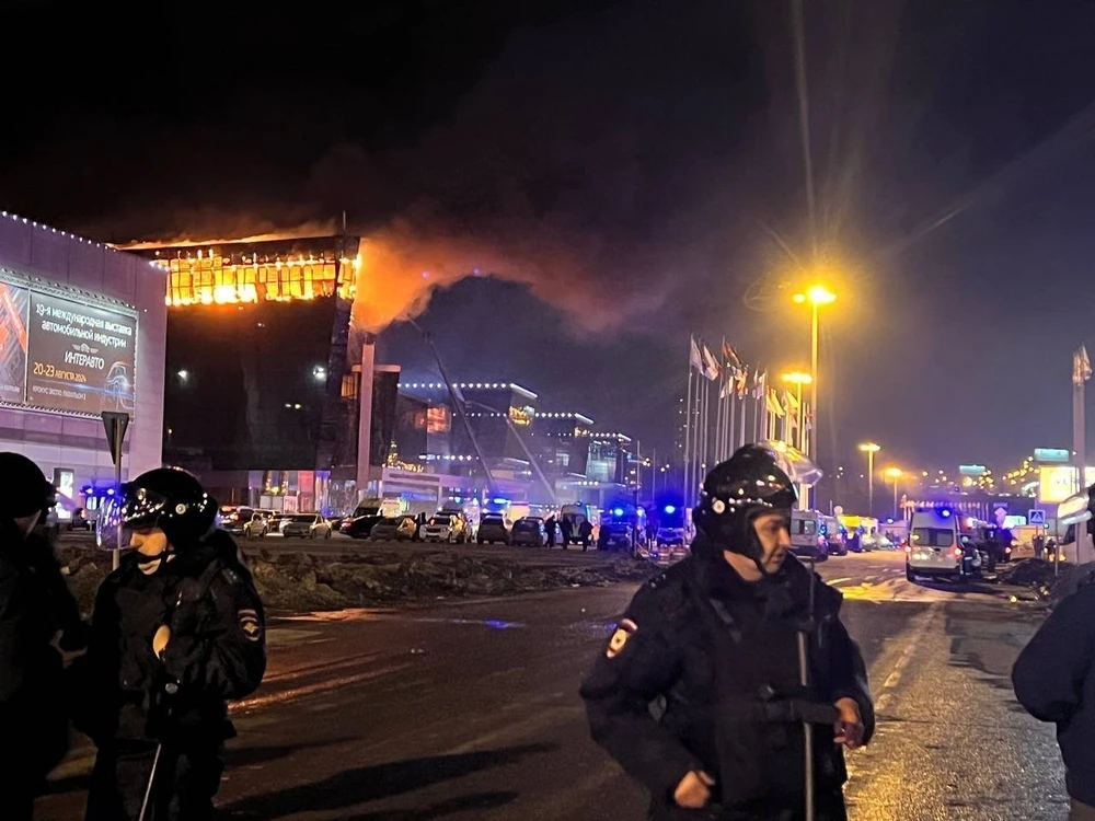 Lực lượng an ninh được triển khai tại hiện trường vụ nổ súng nhằm vào trung tâm thương mại “Crocus City Hall” ở Moskva, Nga tối 22/3/2024. (Ảnh: AA/TTXVN)