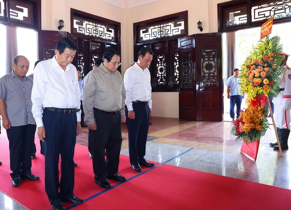 Thủ tướng Phạm Minh Chính tưởng niệm Chủ tịch Hội đồng Bộ trưởng Phạm Hùng. (Ảnh: Dương Giang/TTXVN)