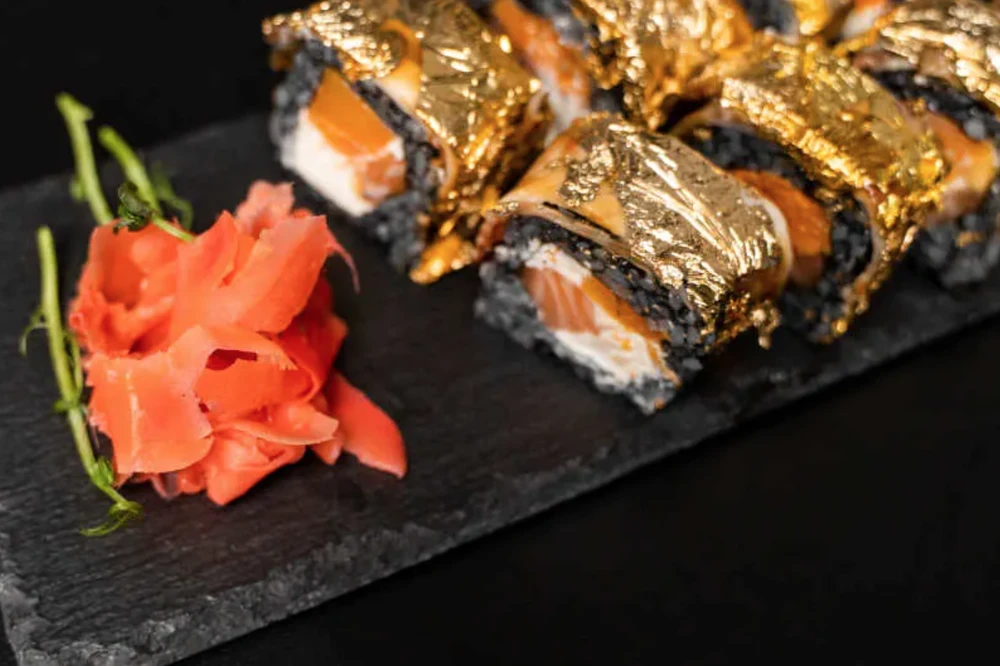Món sushi được bọc vàng. (Ảnh: Shutterstock)