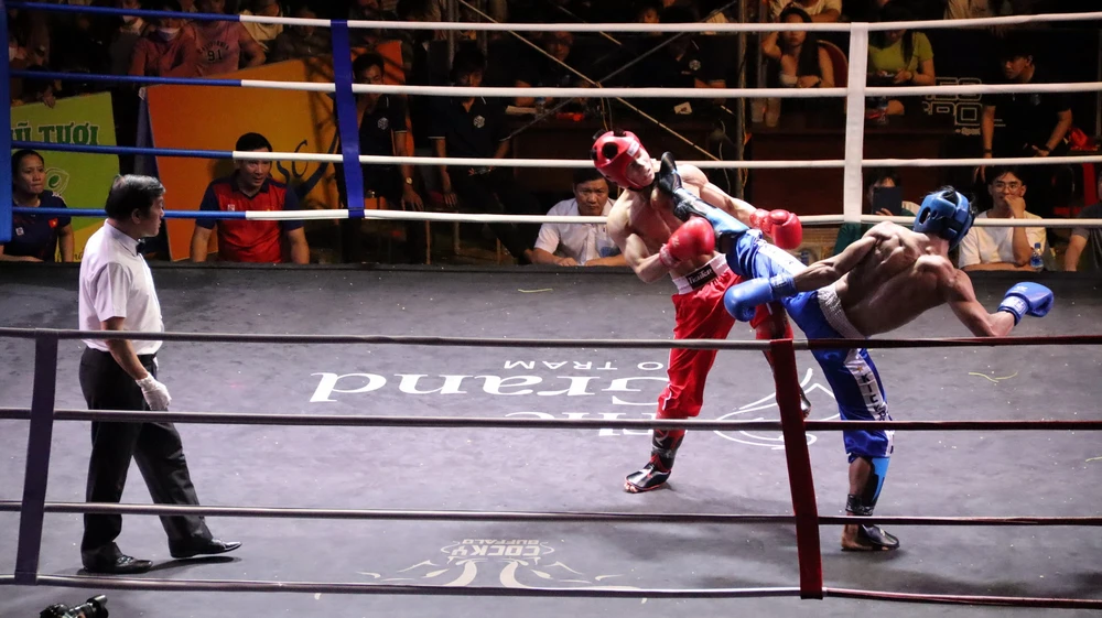 Trận chung kết nam nội dung Lowkick. (Ảnh: Đoàn Mạnh Dương/TTXVN)