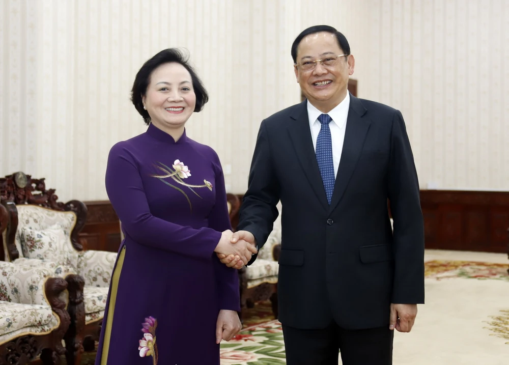 Thủ tướng Lào Sonexay Siphandone chào đón Bộ trưởng Phạm Thị Thanh Trà đến chào xã giao. (Ảnh: Phạm Kiên/TTXVN)