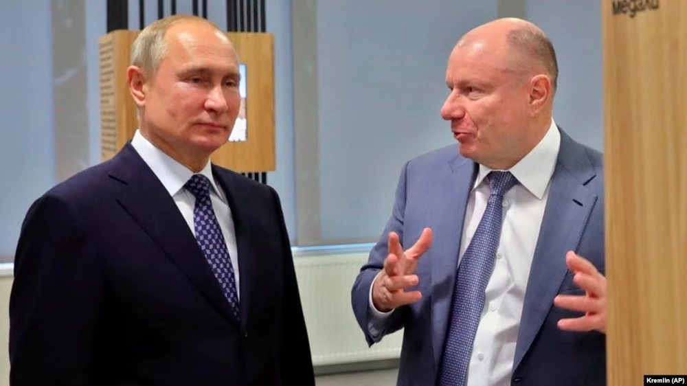 Tỷ phú người Nga Vladimir Potanin (phải) và Tổng thống Nga Vladimir Putin. (Ảnh: RFERL)