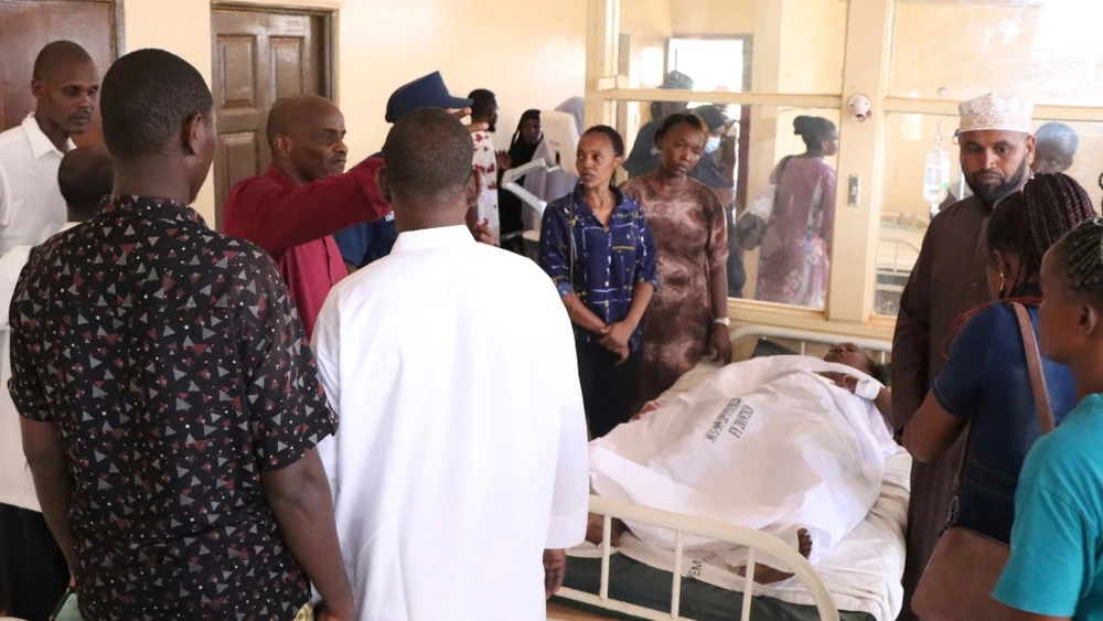 Một nạn nhân bị thương trong vụ nổ được điều trị tại bệnh viện ở Mandera, Kenya. (Ảnh AP)