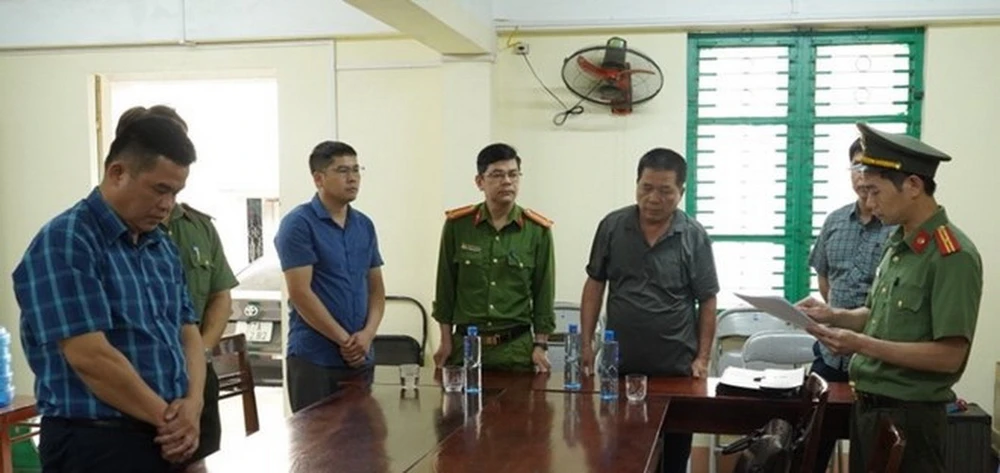 Hoàng Thanh Bình (ngoài cùng, bên trái) bị bắt giam khi đang đương chức Giám đốc Điện lực huyện Na Rì. (Ảnh: Công an Bắc Kạn)