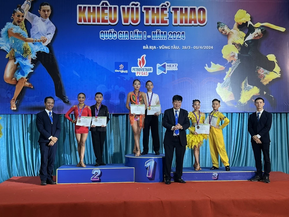 Trao huy chương cho các vận động viên đạt thành tích cao tại Giải. (Ảnh: Huỳnh Sơn-TTXVN)
