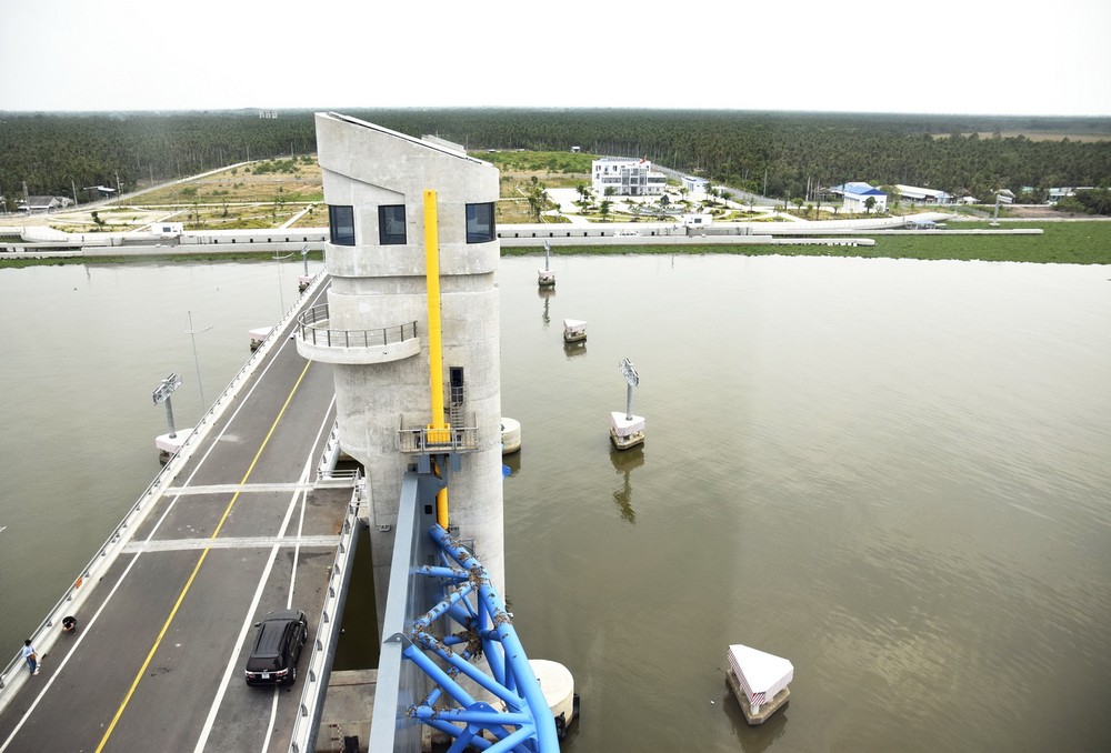 Cống Cái Lớn-Cái Bé (tỉnh Kiên Giang) - siêu công trình thủy lợi lớn nhất Việt Nam kinh phí trên 3.300 tỷ đồng, kiểm soát nguồn nước mặn, lợ, ngọt. (Ảnh: Hồng Đạt/TTXVN)