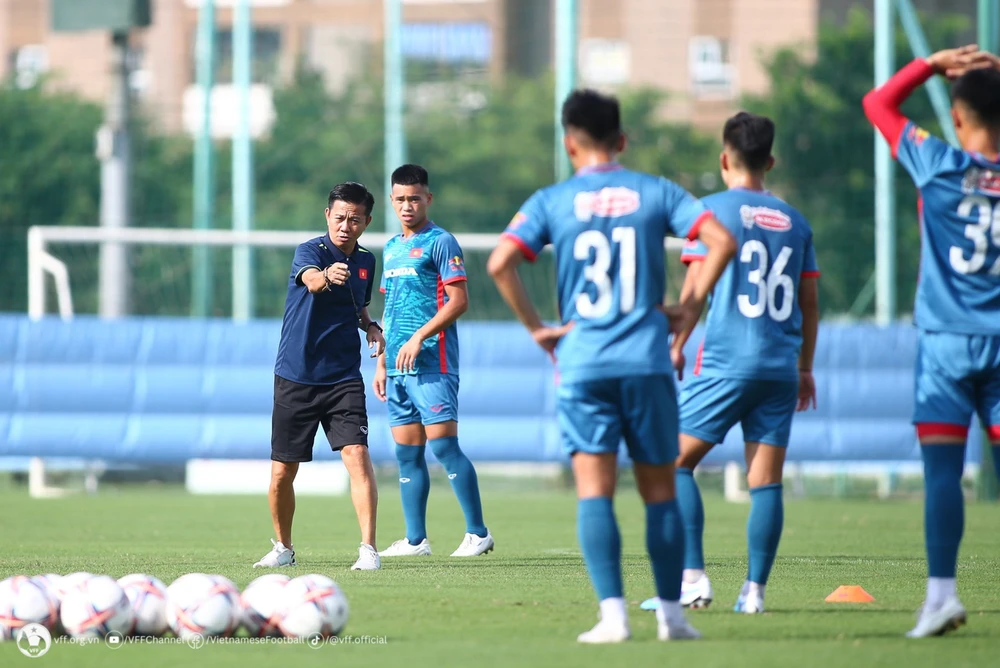 HLV Hoàng Anh Tuấn và các học trò sẽ có 2 ngày tập luyện tại Hà Nội trước khi di chuyển sang Qatar tập huấn và thi đấu giao hữu trước thềm VCK U23 châu Á 2024. (Nguồn: VFF)