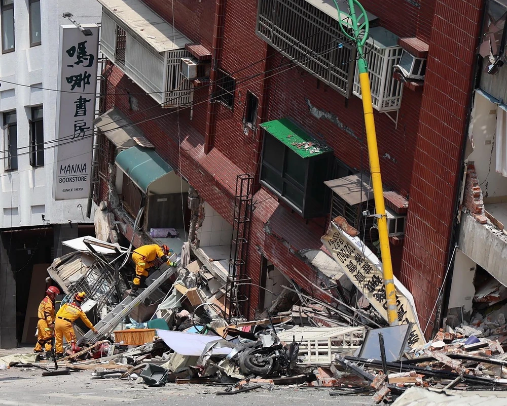 Lực lượng cứu hộ tìm kiếm nạn nhân trong đống đổ nát sau động đất tại Đài Loan (Trung Quốc) ngày 3/4/2024. (Ảnh: AFP/TTXVN)