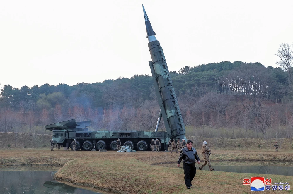 Nhà lãnh đạo Triều Tiên Kim Jong-un chỉ đạo vụ phóng thử tên lửa Hwasongpho-16B, ngày 2/4/2024. (Ảnh: Yonhap/TTXVN)