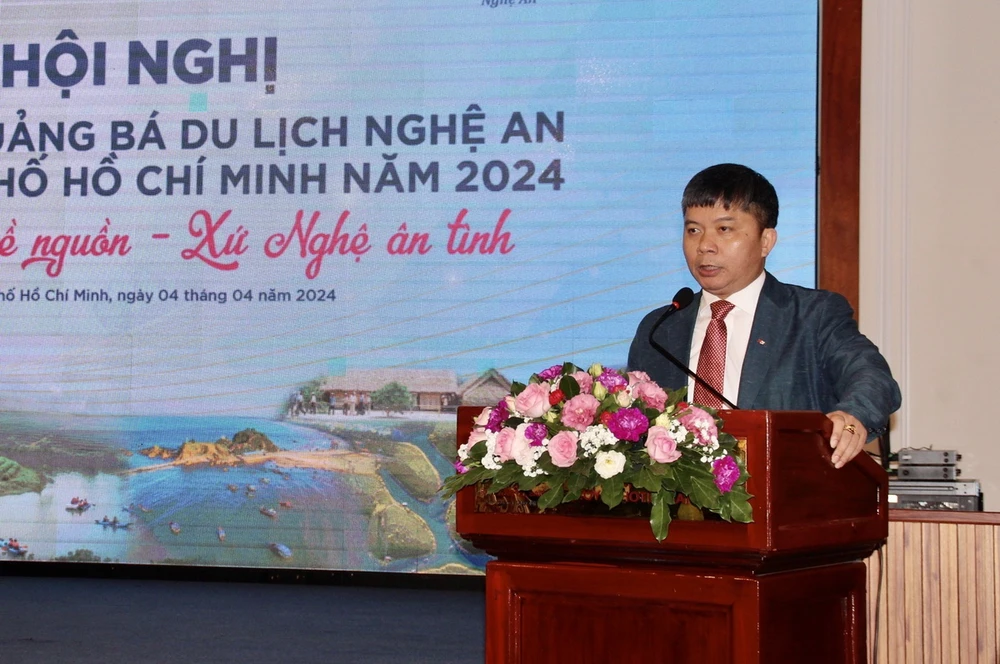 Ông Nguyễn Văn Nam, Phó Giám đốc Trung tâm xúc tiến đầu tư, thương mại và du lịch tỉnh Nghệ An phát biểu tại hội nghị. (Ảnh: Mỹ Phương/TTXVN)