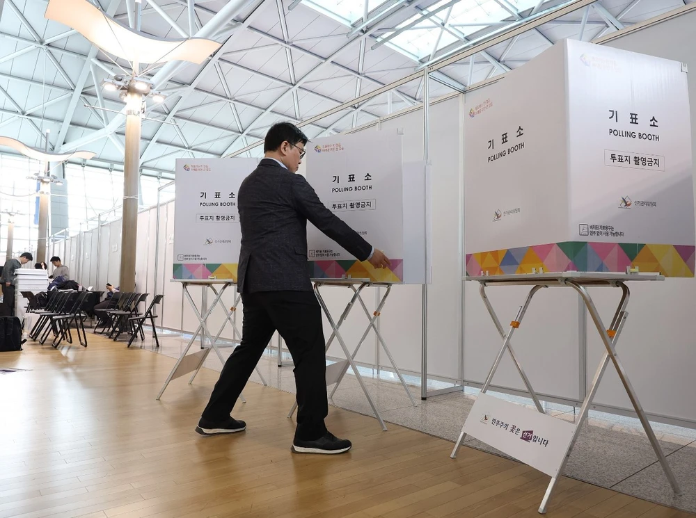 Công tác chuẩn bị cho đợt bỏ phiếu sớm trong cuộc bầu cử Quốc hội khóa 22 tại điểm bầu cử ở sân bay Incheon, Hàn Quốc ngày 4/4/2024. (Ảnh: Yonhap/TTXVN)