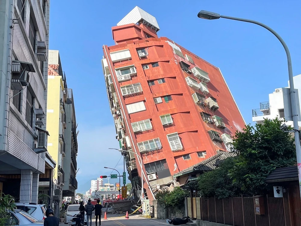 Một tòa nhà bị đổ nghiêng sau động đất tại Hoa Liên, Đài Loan (Trung Quốc) ngày 3/4/2024. (Ảnh: AFP/TTXVN)