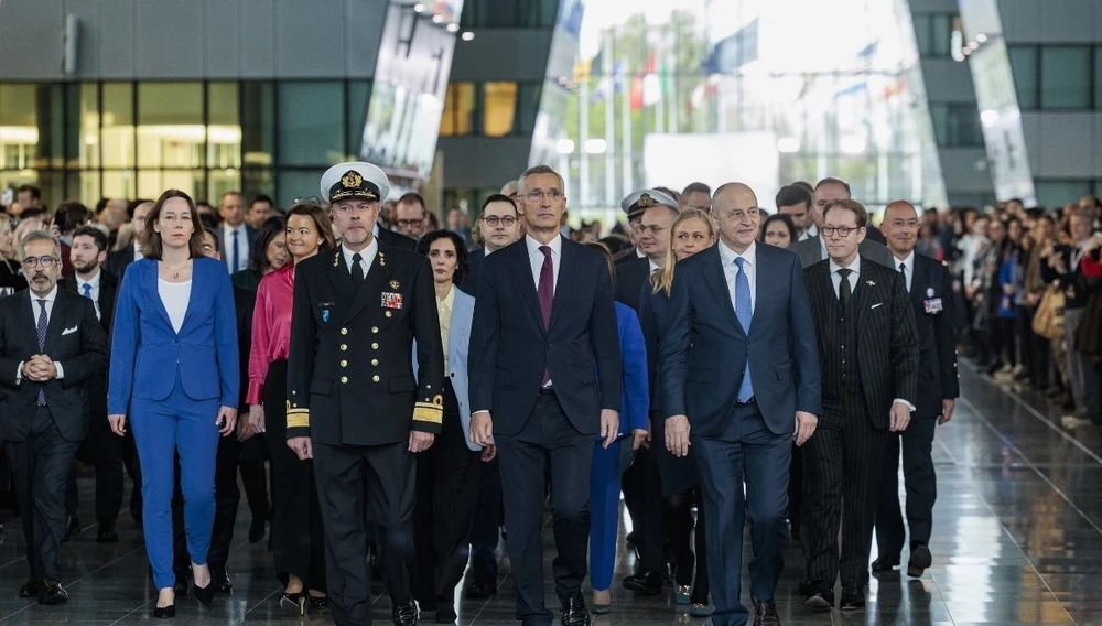 Đô đốc Rob Bauer, Chủ tịch Ủy ban quân sự NATO cùng Tổng Thư ký NATO Jens Stoltenberg và Phó Tổng Thư ký Mircea Geoană tại lễ kỷ niệm. (Ảnh: TTXVN phát)