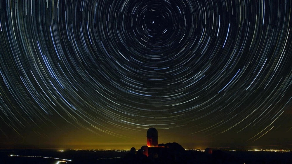 Thiết bị DESI tại Đài Thiên văn quốc gia Kitt Peak ở bang Arizona của Mỹ đã phát hiện các tín hiệu về sự giãn nở của vũ trụ. (Ảnh: AFP)