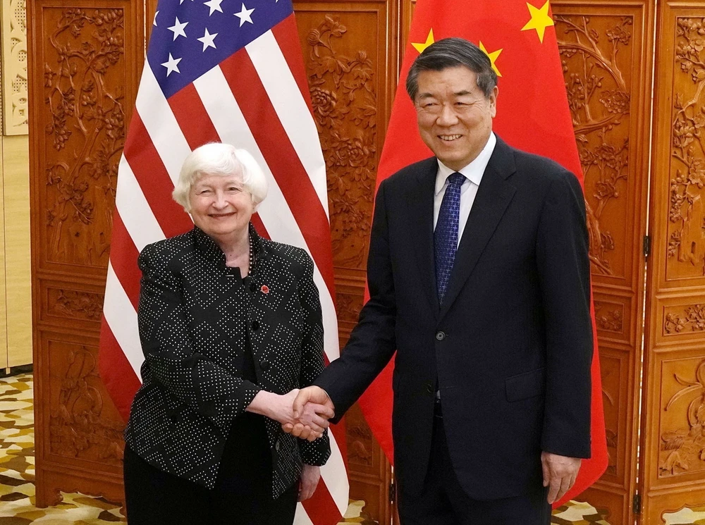 Phó Thủ tướng Trung Quốc Hà Lập Phong (phải) trong cuộc gặp Bộ trưởng Tài chính Mỹ Janet Yellen tại Quảng Châu, tỉnh Quảng Đông, ngày 5/4/2024. (Ảnh: Kyodo/TTXVN)