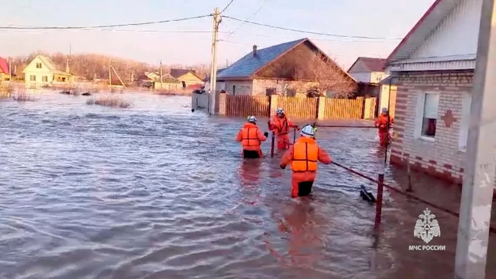 Lực lượng cứu hộ trên đường hỗ trợ người dân bị ngập lụt ở thành phố Orsk. (Nguồn: Bộ Tình trạng khẩn cấp Nga thông/Reuters)