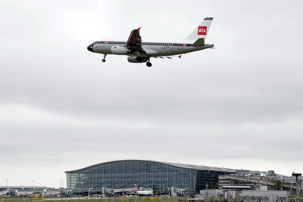 Máy bay của Hãng hàng không British Airways chuẩn bị hạ cánh xuống sân bay Heathrow ở London, Anh. (Ảnh: AFP/TTXVN)