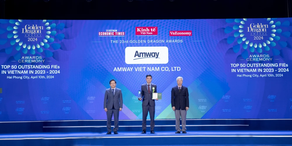 Ông Nguyễn Phương Sơn, Giám đốc Đối ngoại Amway Việt Nam nhận giải thưởng từ Ban tổ chức.