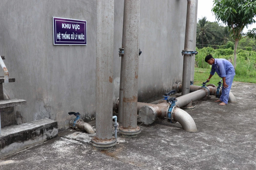 Kiểm tra đường ống nước tại Nhà máy nước Long Vĩnh (Duyên Hải, Trà Vinh). (Ảnh: Thanh Hòa/TTXVN)