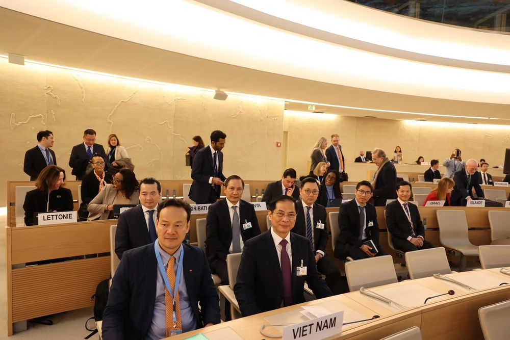 Bộ trưởng Ngoại giao Bùi Thanh Sơn và Đại sứ phái đoàn thường trực Việt Nam tại Geneva Mai Phan Dũng cùng đoàn công tác của Việt Nam tham dự Phiên họp cấp cao Khóa họp thường kỳ thứ 55 của Hội đồng Nhân quyền LHQ. (Ảnh: Nguyễn Anh Hiển/TTXVN)