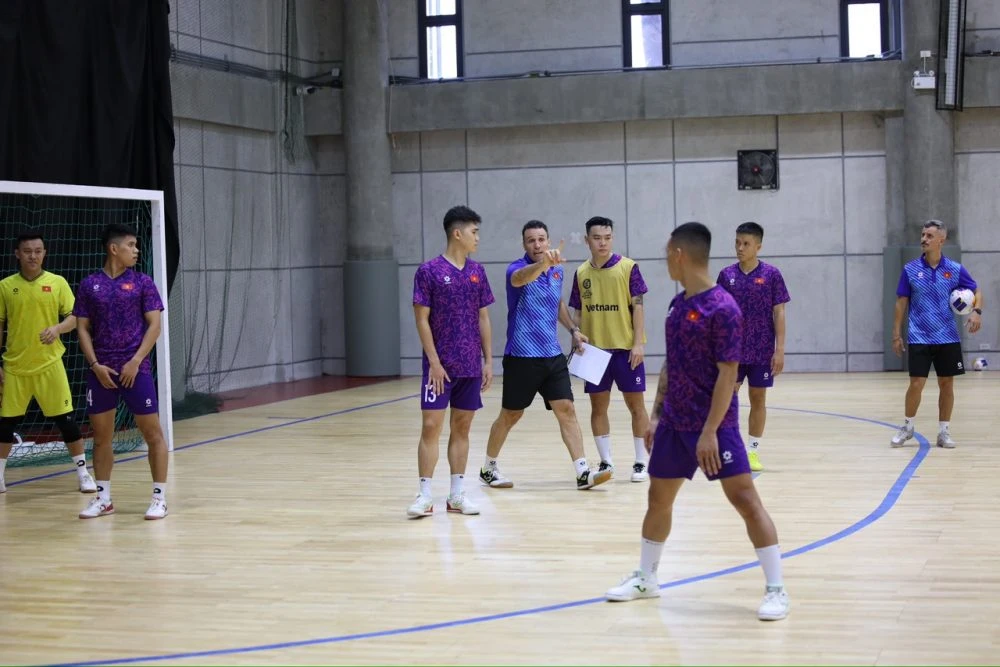 Đội tuyển Futsal Việt Nam tập luyện dưới sự hướng dẫn của HLV trưởng Diego Giustozzi. (Ảnh: VFF)